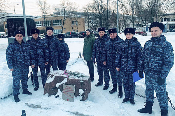 Столичные росгвардейцы возложили цветы в честь дня снятия блокады Ленинграда